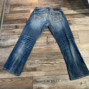 Buckle JAKE (regular fit) jeans. Size 33 waste // 32 length — great condition